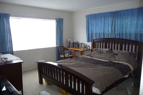Photo of property in 2/16 Ronald Macken Place, Windsor Park, Auckland, 0632