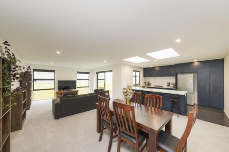 Photo of property in 3 Sardinia Grove, Fitzherbert, Palmerston North, 4410