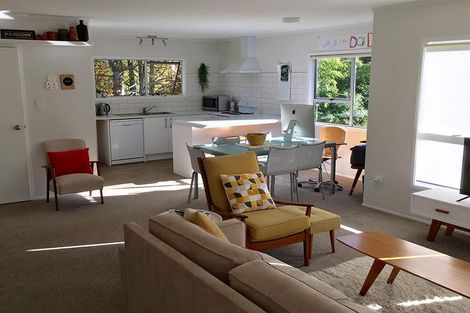 Photo of property in 2/9 Scarlock Avenue, Browns Bay, Auckland, 0630