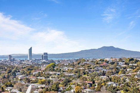 Photo of property in 13 Mcdowell Crescent, Hillcrest, Auckland, 0627