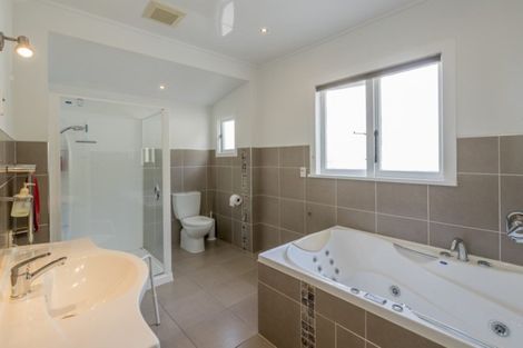 Photo of property in 72 Avenue North Road, Levin, 5510