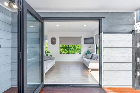 Photo of property in 10 Amery Place, West Harbour, Auckland, 0618