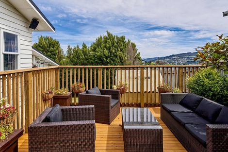 Photo of property in 27 Griffiths Grove, Newlands, Wellington, 6037