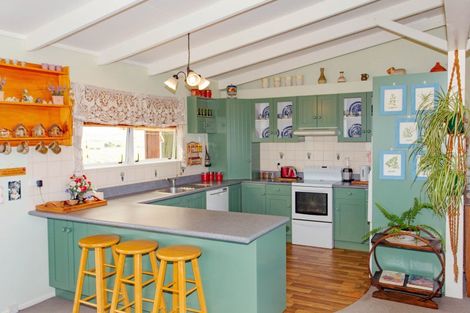 Photo of property in 18 Okiwa Terrace, Waiinu Beach, Whanganui, 4588