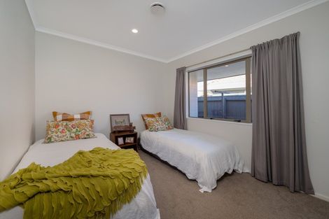 Photo of property in 26 Gillett Place, Botany Downs, Auckland, 2014