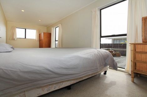 Photo of property in 136 Gloaming Hill, Titahi Bay, Porirua, 5022