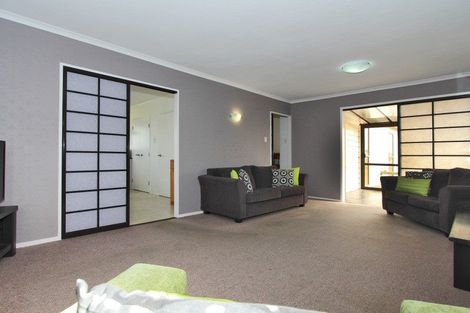 Photo of property in 136 Gloaming Hill, Titahi Bay, Porirua, 5022
