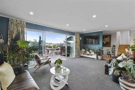 Photo of property in 5 La Perouse Street, Botany Downs, Auckland, 2010