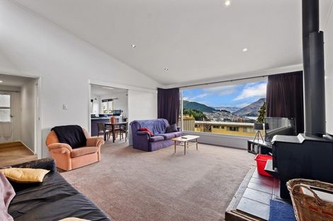 Photo of property in 6 Wynyard Crescent, Fernhill, Queenstown, 9300