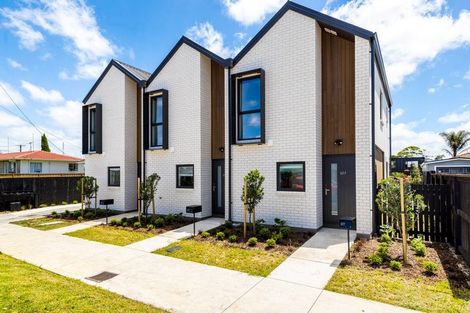 Photo of property in 2/77 Matipo Road, Te Atatu Peninsula, Auckland, 0610