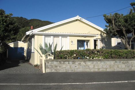 Photo of property in 137 Marine Parade, Eastbourne, Lower Hutt, 5013