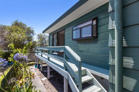 Photo of property in 21 Red Beach Road, Red Beach, 0932