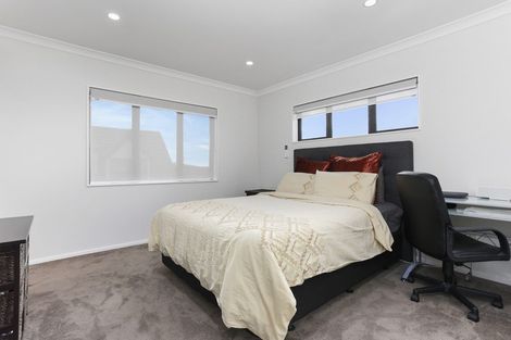 Photo of property in 4225d Great North Road, Glendene, Auckland, 0602