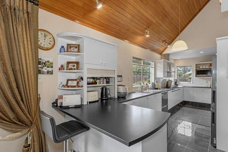 Photo of property in 25 Brockhall Lane, Avonhead, Christchurch, 8042