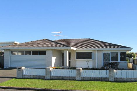 Photo of property in 2/24 Alice Avenue, Orewa, 0931