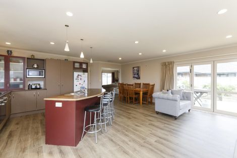 Photo of property in 9 Ron Place, Fitzherbert, Palmerston North, 4410