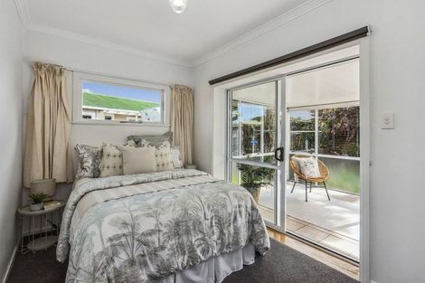 Photo of property in 6 Walton Avenue, Waikanae, 5036