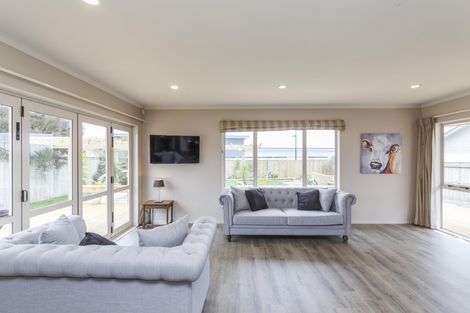 Photo of property in 9 Ron Place, Fitzherbert, Palmerston North, 4410