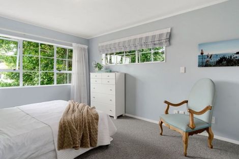 Photo of property in 2/10 Landsberg Way, Windsor Park, Auckland, 0632