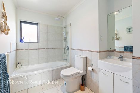 Photo of property in 18b Vardon Road, Green Bay, Auckland, 0604