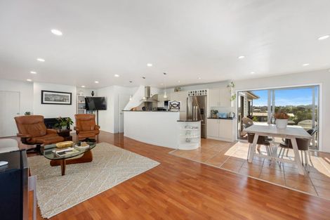 Photo of property in 1/66 Browns Bay Road, Rothesay Bay, Auckland, 0630