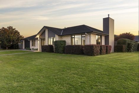 Photo of property in 2 Kowhai Drive, Cambridge, 3434