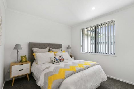 Photo of property in 13 Dumas Place, Rosehill, Papakura, 2113