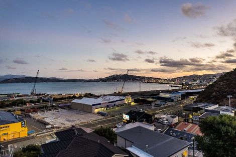 Photo of property in 11 Curnow Way, Kaiwharawhara, Wellington, 6035