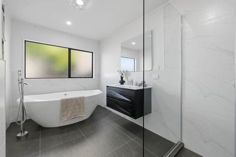 Photo of property in 2/5 View Road, Shelly Park, Auckland, 2014