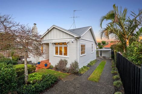 Photo of property in 10 Faulkner Road, Northcote Point, Auckland, 0627
