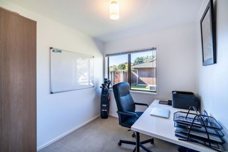 Photo of property in 10 Donzella Place, Conifer Grove, Takanini, 2112