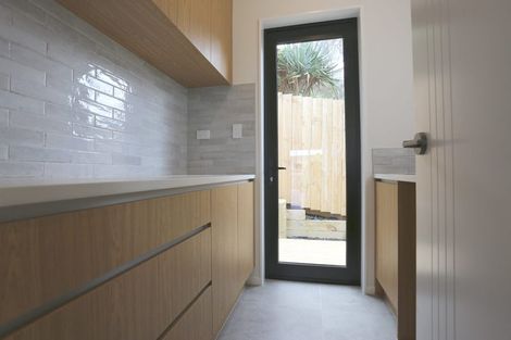 Photo of property in 1b Kirkdale Place, Northcross, Auckland, 0632