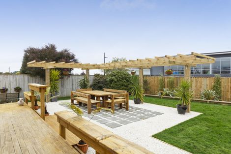 Photo of property in 9 Ron Place, Fitzherbert, Palmerston North, 4410