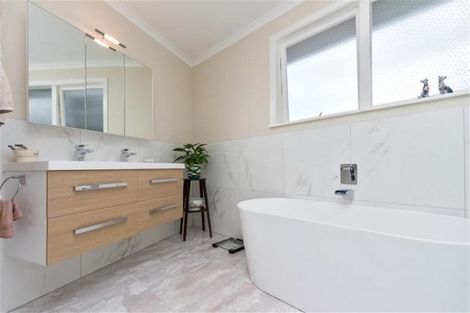 Photo of property in 22 Andrew Road, Howick, Auckland, 2010