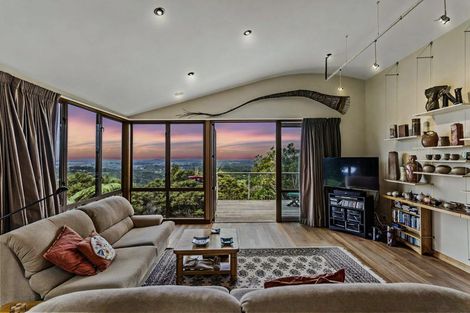 Photo of property in 318 Forest Road, Waiatarua, Auckland, 0612