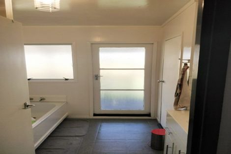 Photo of property in 3 Woodhouse Place, West Harbour, Auckland, 0618