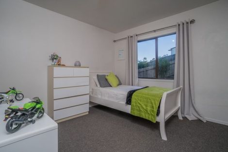 Photo of property in 11 Forster Place, West Harbour, Auckland, 0618