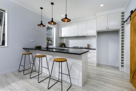 Photo of property in 16 Barrique Road, Kumeu, 0810