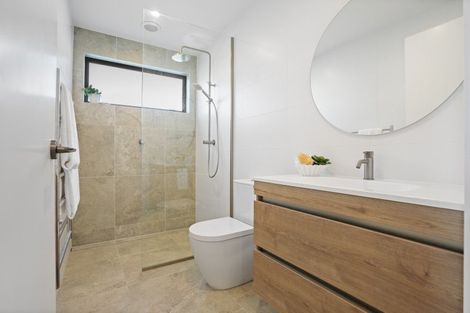 Photo of property in 21 Fred Carr Place, One Tree Point, 0118