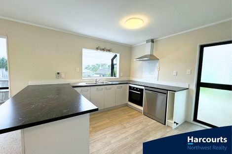 Photo of property in 39 Jaemont Avenue, Te Atatu South, Auckland, 0610