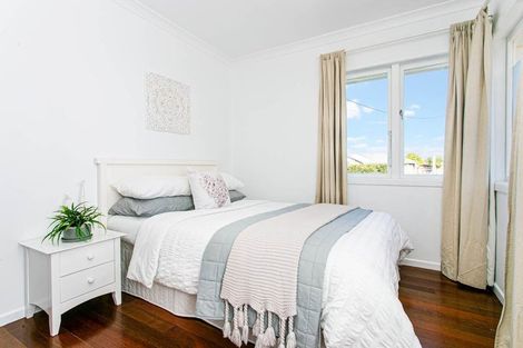 Photo of property in 28 Harbour View Road, Te Atatu Peninsula, Auckland, 0610