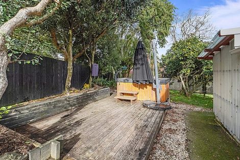 Photo of property in 17 Awaroa Road, Sunnyvale, Auckland, 0612