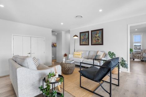 Photo of property in 32 Omahuru Road, Glenbrook, 2681