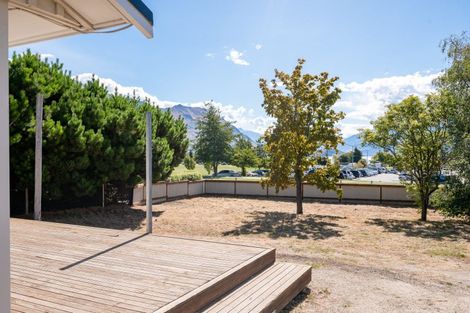 Photo of property in 33 Dungarvon Street, Wanaka, 9305