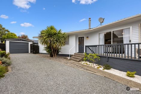 Photo of property in 6 Omaha Grove, Totara Park, Upper Hutt, 5018