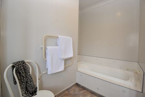 Photo of property in 2 Mckenzie Terrace, Carterton, 5713