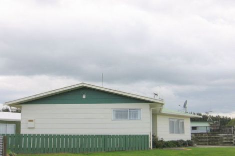 Photo of property in 27 Hennessy Street East, Foxton Beach, Foxton, 4815