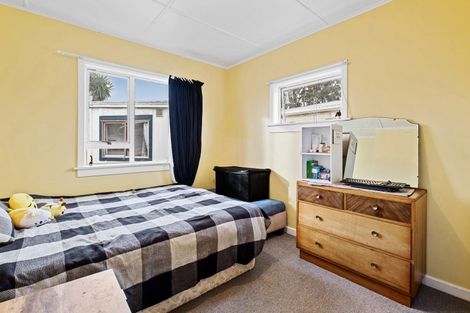 Photo of property in 96 Omata Road, Marfell, New Plymouth, 4310