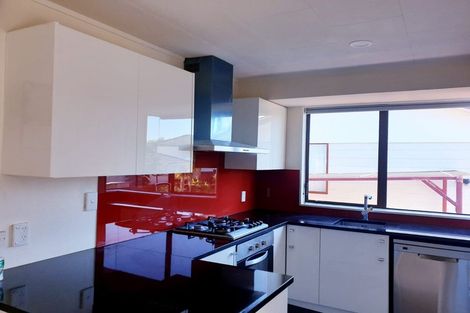 Photo of property in 28 Glen Close, Glen Eden, Auckland, 0602