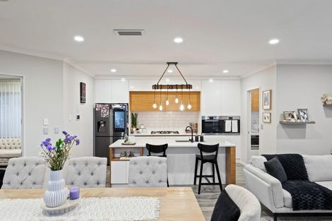 Photo of property in 8 Gemscott Crescent, Huapai, Kumeu, 0810